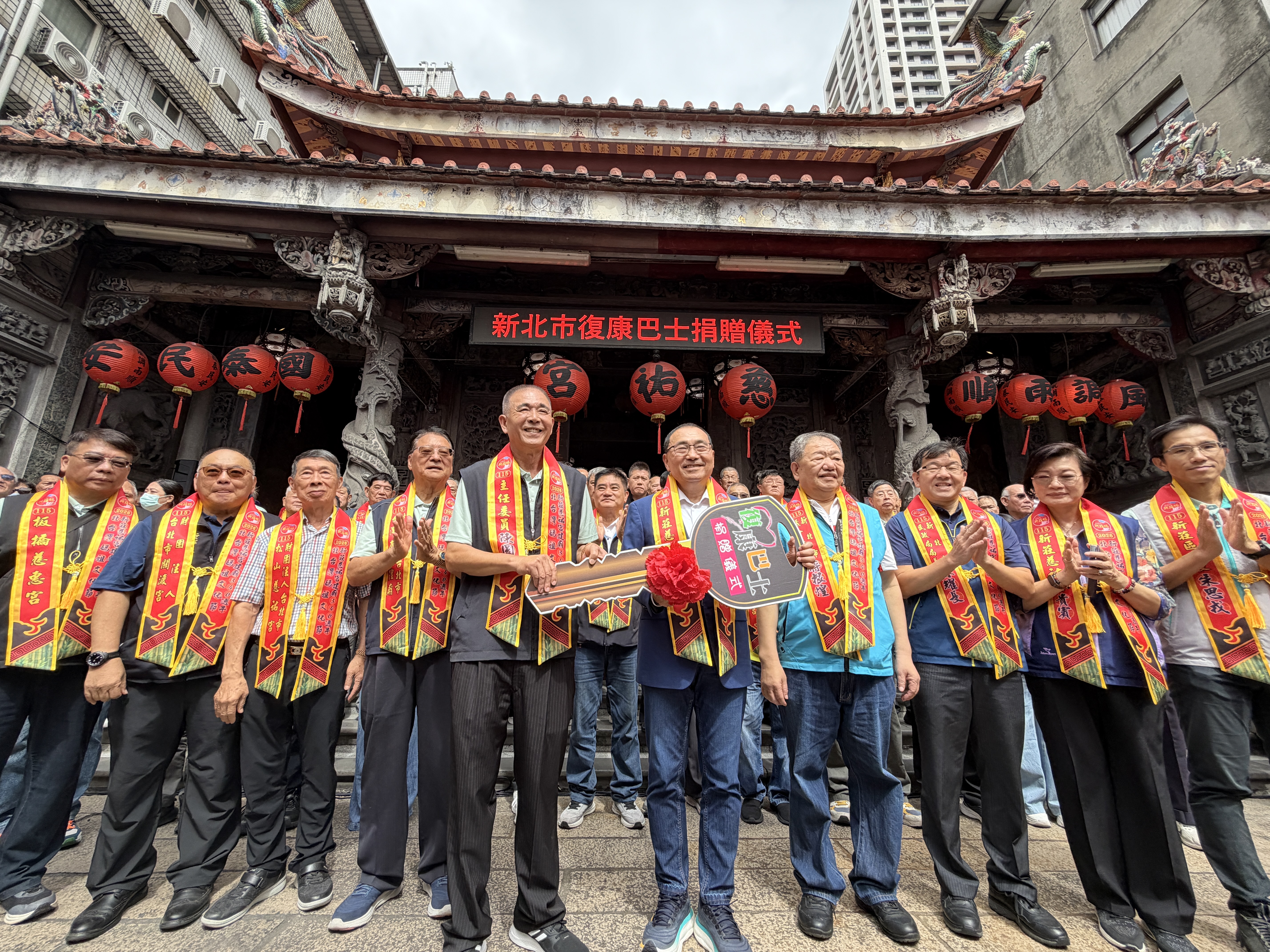 新莊慈祐宮捐贈雙輪椅座位復康巴士 侯友宜市長讚長期支持社會公益 圖2